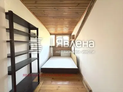 Ložnice; dřevěná podlaha, dřevěné trámy, přirozené světlo