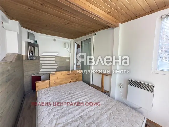 Ložnice; dřevěné trámy, dřevěná podlaha, přirozené světlo, moderní styl