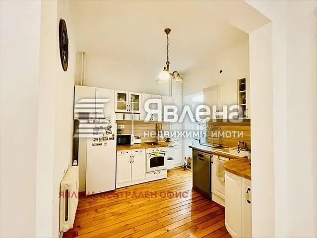 Кухиња; кухињски апарати, дрвени под, природно светло