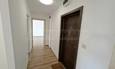 Komora; dřevěná podlaha, přirozené světlo