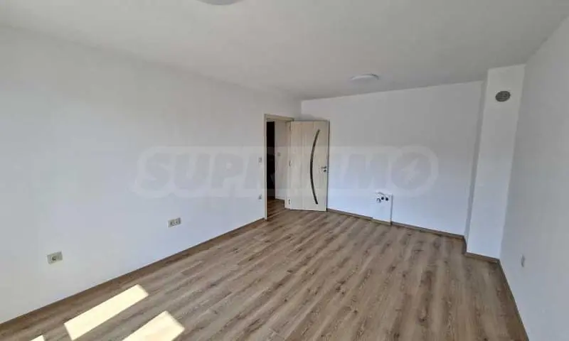 Ložnice; dřevěná podlaha, přirozené světlo