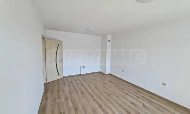 Dormitorio; suelo de madera, luz natural