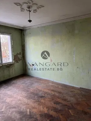 Ložnice; nutná rekonstrukce, dřevěná podlaha