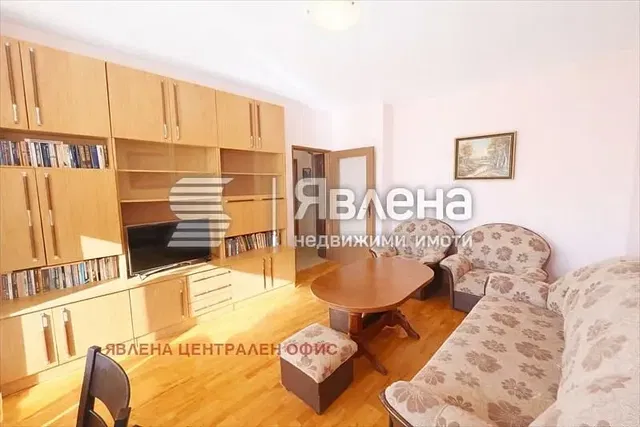 Salon; podłoga drewniana, styl rustykalny, światło dzienne