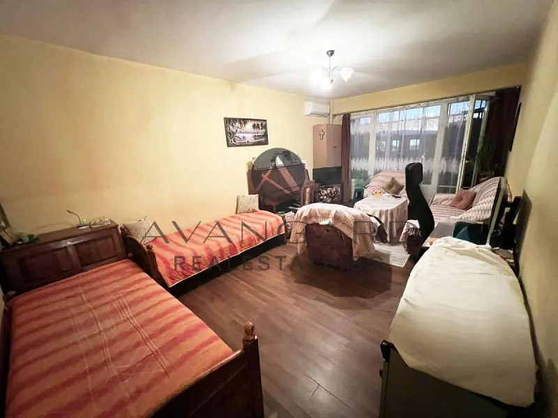 Ložnice; dřevěná podlaha, přirozené světlo, rustikální styl