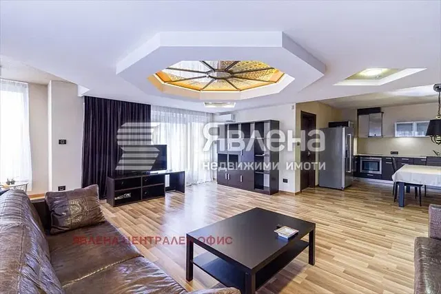 Salon; widok, podłoga drewniana, światło dzienne, styl nowoczesny