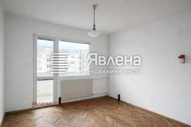 Salon; widok, podłoga drewniana, światło dzienne