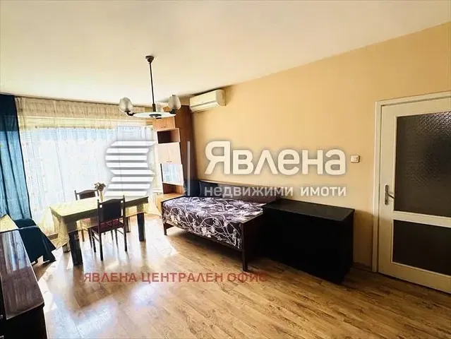 Ložnice; dřevěná podlaha, přirozené světlo