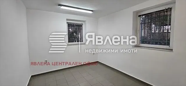 Inne; podłoga z płytek, światło dzienne