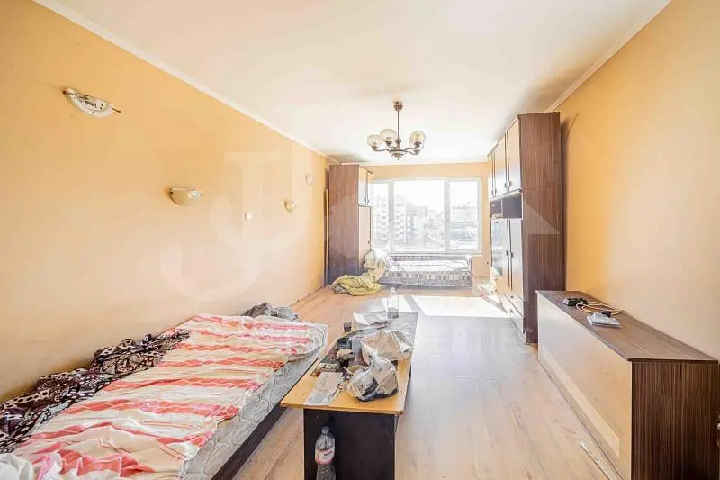 Spavaća soba; prirodno svjetlo, potrebna renovacija