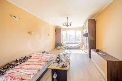 Spavaća soba; prirodno svjetlo, potrebna renovacija