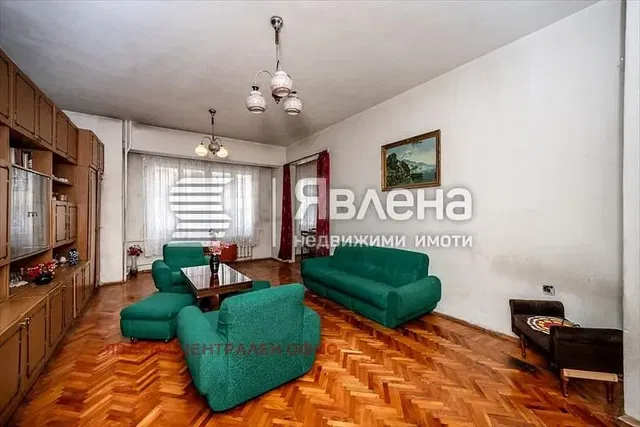 Salon; podłoga drewniana, światło dzienne, styl rustykalny