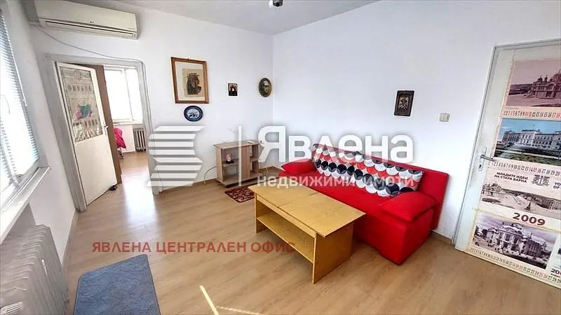 Obývací pokoj; přirozené světlo, moderní styl