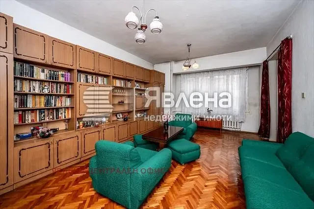 Salon; podłoga drewniana, światło dzienne, styl nowoczesny