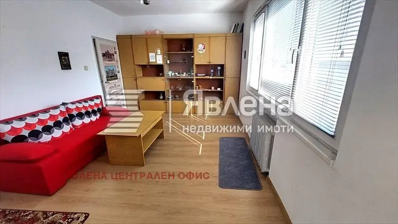 Obývací pokoj; dřevěná podlaha, přirozené světlo