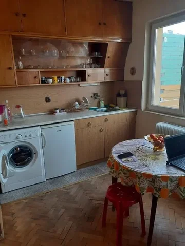 مطبخ; أرضية خشبية, يحتاج إلى تجديد, ضوء طبيعي