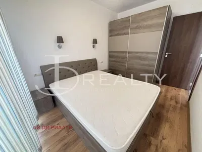 Ložnice; dřevěná podlaha