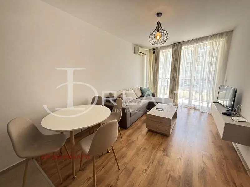 Obývací pokoj; dřevěná podlaha, přirozené světlo, moderní styl
