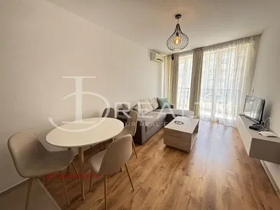 Obývací pokoj; dřevěná podlaha, přirozené světlo, moderní styl