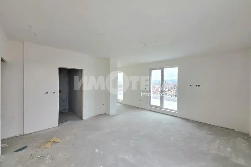 Obývací pokoj; přirozené světlo, nutná rekonstrukce