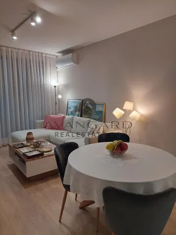 غرفة معيشة; ضوء طبيعي, أسلوب عصري, أرضية خشبية