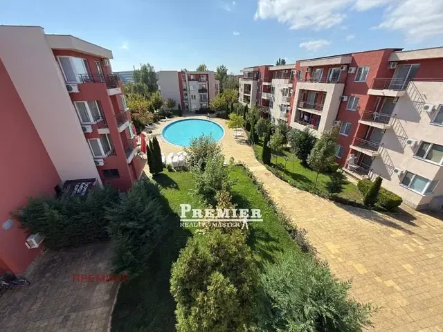 Casa y alrededores; vista