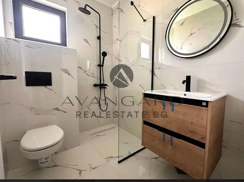 Baño; suelo de baldosas, renovado, luz natural