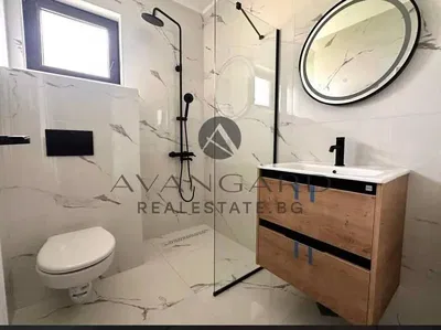 Baño; suelo de baldosas, renovado, luz natural