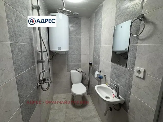 Baño; suelo de baldosas, calentador de agua
