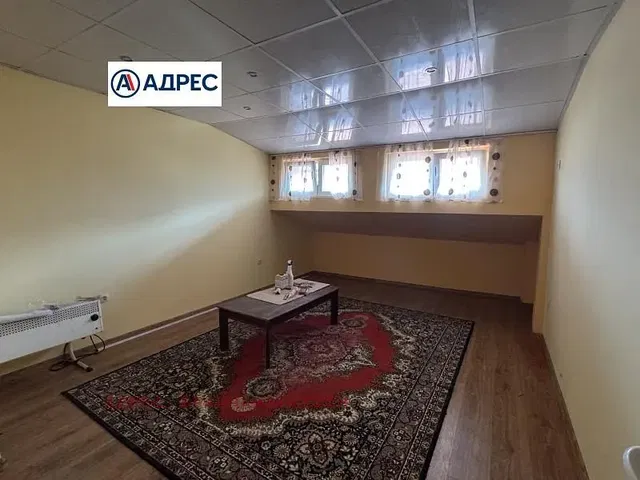 Salón; suelo de madera, luz natural