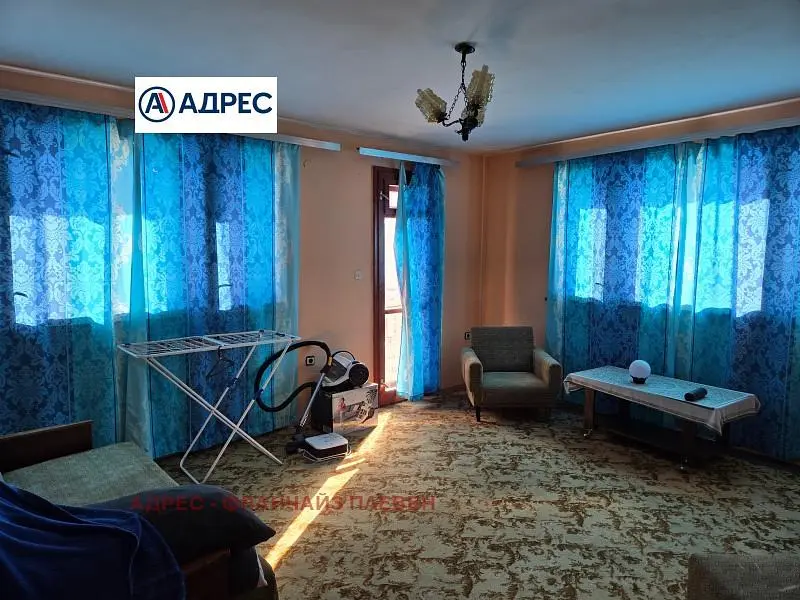Salón; luz natural, necesita renovación