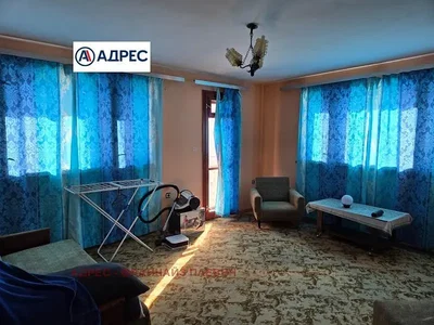 Salón; luz natural, necesita renovación