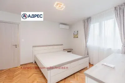 Ložnice; dřevěná podlaha, přirozené světlo, moderní styl