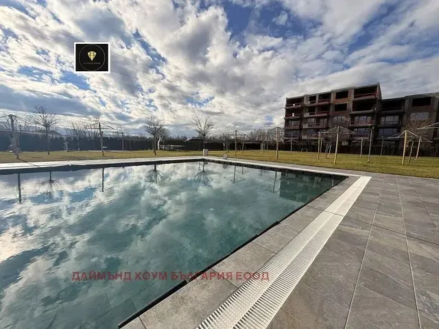 Casa y alrededores; suelo de baldosas, vista