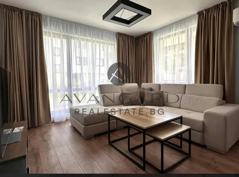 Salón; luz natural, suelo de madera, estilo moderno