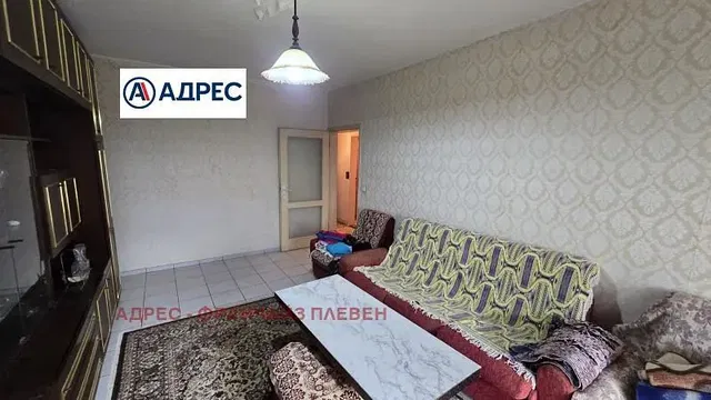 Obývací pokoj; dlažba, nutná rekonstrukce, přirozené světlo