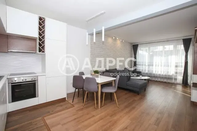 Cucina; elettrodomestici, pavimento in legno, luce naturale, stile moderno