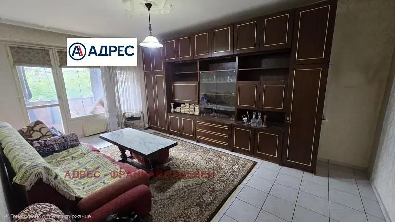 Obývací pokoj; výhled, dřevěné trámy, dlažba, přirozené světlo, rustikální styl