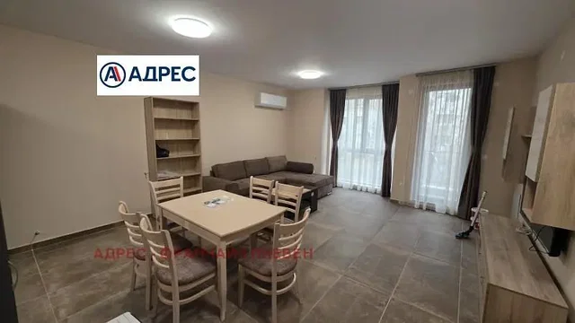 Soggiorno; pavimento in piastrelle, luce naturale