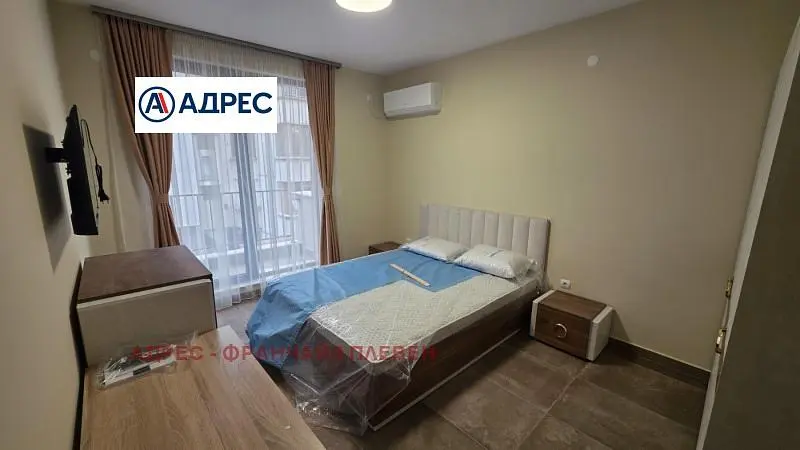 Camera da letto; pavimento in legno, pavimento in piastrelle, luce naturale