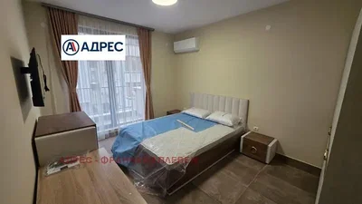 Camera da letto; pavimento in legno, pavimento in piastrelle, luce naturale