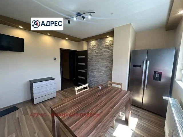 Cucina; elettrodomestici, pavimento in legno, luce naturale