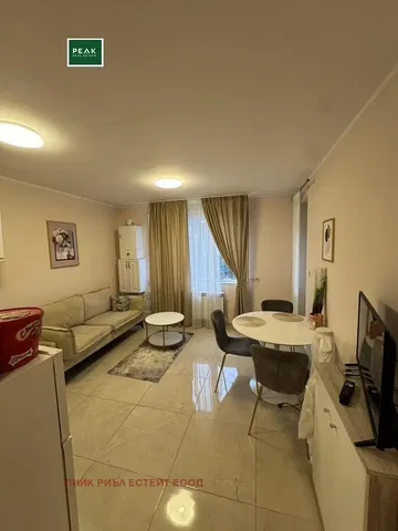 Soggiorno; pavimento in piastrelle, luce naturale