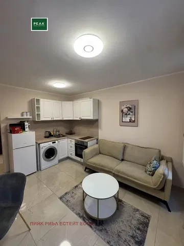 Soggiorno; pavimento in piastrelle, luce naturale, stile moderno