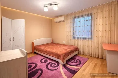 Camera da letto; luce naturale, pavimento in legno