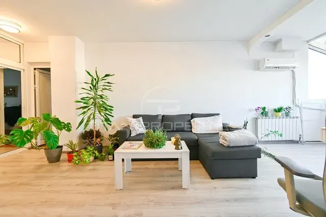 Obývací pokoj; přirozené světlo, dřevěná podlaha, moderní styl