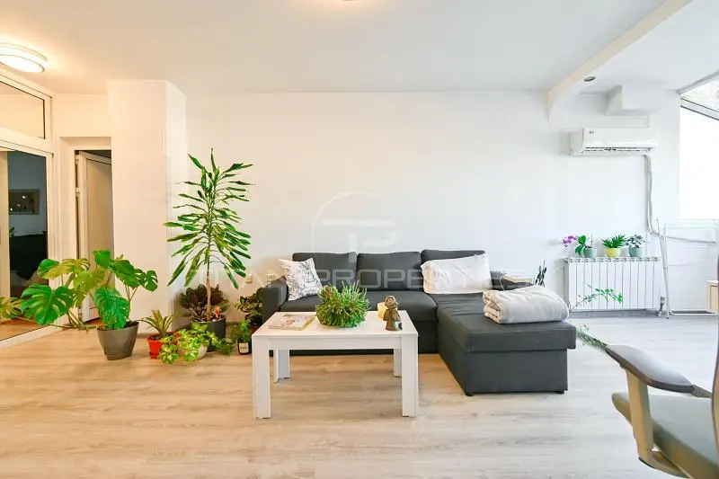 Obývací pokoj; přirozené světlo, dřevěná podlaha, moderní styl
