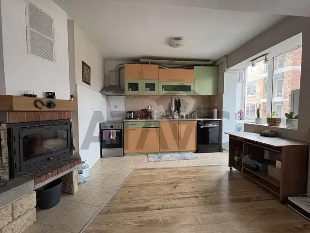 Cuisine; électroménager, cheminée, parquet, carrelage, lumière naturelle, style rustique