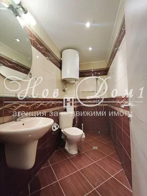 Toilettes; chauffe-eau, carrelage, lumière naturelle