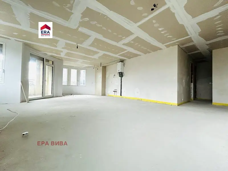 Autre; nécessite rénovation, lumière naturelle